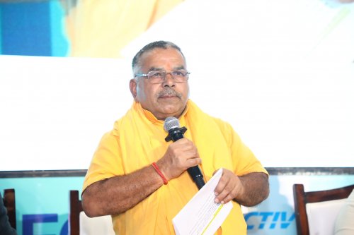 उत्तर प्रदेश गोसेवा आयोग के अध्यक्ष श्याम बिहारी गुप्ता ने दिया खेतों में गोबर गैस की स्लरी छिड़कने का सुझाव।