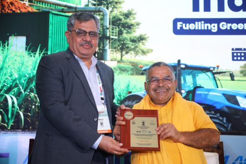  उत्तर प्रदेश गोसेवा आयोग के अध्यक्ष श्याम बिहारी गुप्ता को ममेंटो देते रूरल वॉयस के एडिटर-इन-चीफ हरवीर सिंह।