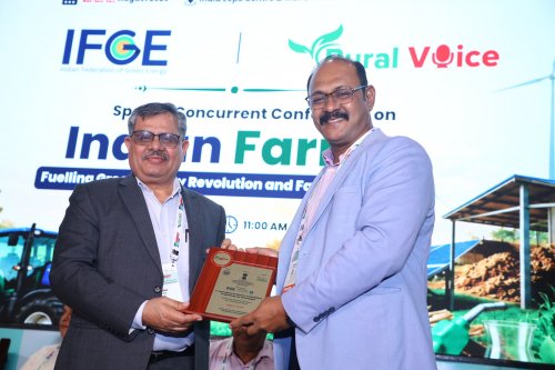 प्राज इंडस्ट्रीज के वाइस प्रेसिडेंट तुषार पाटिल को ममेंटो देते रूरल वॉयस के एडिटर-इन-चीफ हरवीर सिंह।