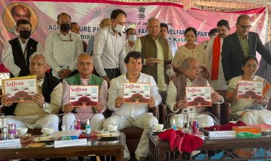 कृषि मंत्री ने कश्मीर  दौरे में नेफेड ब्रांड  के केसर और कैन्ड चैरी उत्पादों को लांच किया