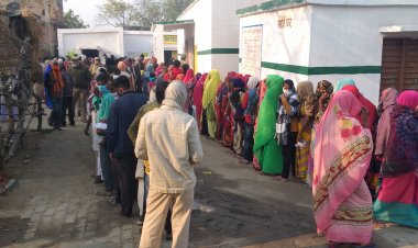 यूपी में पांचवें चरण में 12 जिलों की 61 सीटों पर शाम पांच बजे तक 54 फीसदी मतदान