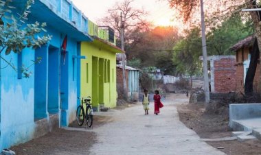 ग्रामीण समाज में नकारात्मकता के बीच विकास कैसे हो