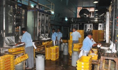 दूध कीमतों में लगातार बढ़ोतरी और गरमी में किल्लत से चिंतित मंत्रालय ने की  डेयरी उद्योग के साथ बैठक