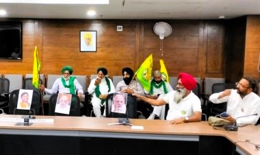 किसानों की भाजपा नेताओं को खुली बहस की चुनौती, कुर्सियां लगाकर किया इंतजार