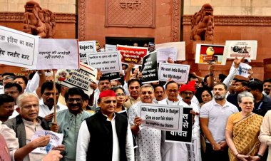 बजट को लेकर विपक्ष का प्रदर्शन, खड़गे बोले- सिर्फ दो राज्यों को 'पकोड़ा'