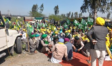 पंजाब: चंडीगढ़ कूच से रोका तो धरने पर बैठे किसान, उगराहां समेत कई नेता गिरफ्तार