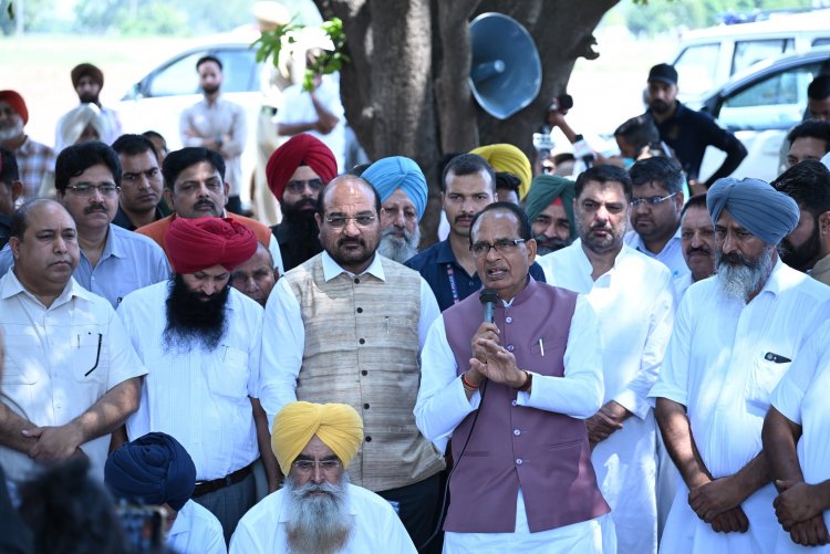 पंजाब में किसानों से मिले शिवराज सिंह चौहान, कृषि यंत्र कारखाने का दौरा किया