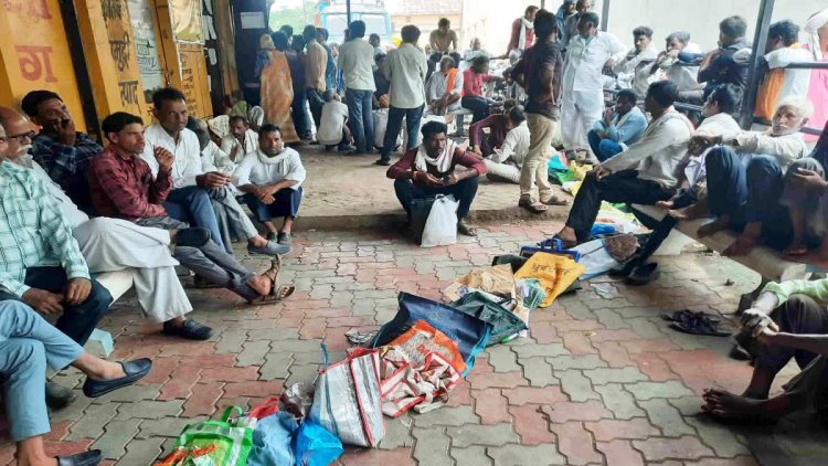 खरीफ सीजन में खाद संकट: घंटों लाइनों में लगने को मजबूर किसान, कालाबाजारी पर उठे सवाल