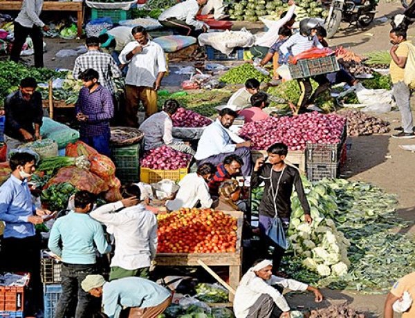 भारत के किसान चुका रहे हैं महंगाई में गिरावट की कीमत
