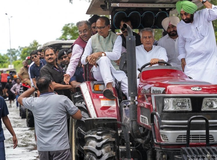 पंजाब में बाढ़ पीड़ित किसानों से मिले शिवराज सिंह चौहान, केंद्र से मदद का भरोसा दिलाया