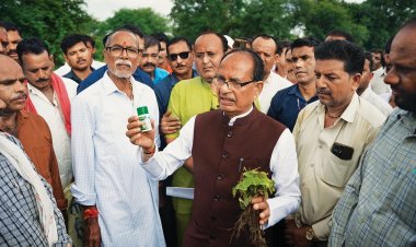 खेतों में उतर वैज्ञानिकों ने शुरू की नई कृषि क्रांति