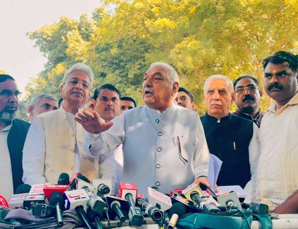 हुड्डा के नेतृत्व में राज्यपाल को सौंपा ज्ञापन, किसानों को प्रति एकड़ 60 हजार रुपये मुआवजे और धान खरीद घोटाले की जांच की मांग