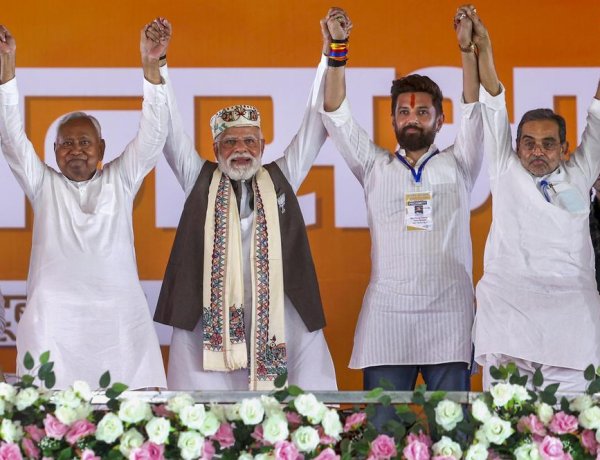 बिहार में एनडीए 200 पार, भाजपा सबसे बड़ी पार्टी, 35 सीटों पर सिमटा महागठबंधन