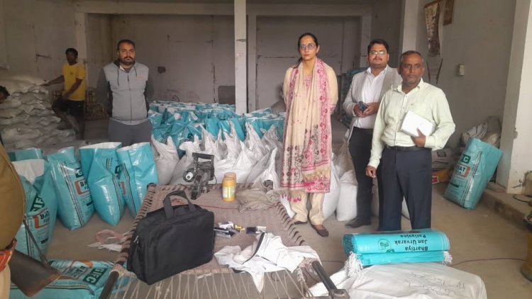 बिजनौर में नकली खाद का बड़ा भंडाफोड़, 450 कट्टे जब्त, नामी कंपनियों की पैकिंग में भरी जा रही थी फर्जी खाद