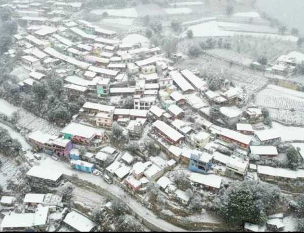 बर्फ के सूखे के बाद पहाड़ों पर सीजन की पहली बर्फबारी, मैदानों में बारिश से ठंड बढ़ी