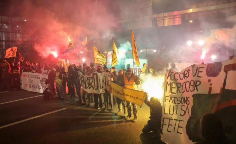 यूरोपियन यूनियन और मर्कोसुर के बीच व्यापार समझौते की राह साफ, विरोध में सड़कों पर उतरे यूरोप के किसान