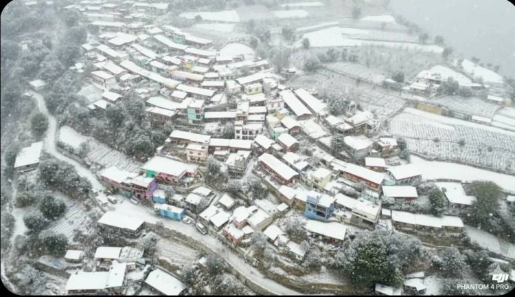 बर्फ के सूखे के बाद पहाड़ों पर सीजन की पहली बर्फबारी, मैदानों में बारिश से ठंड बढ़ी