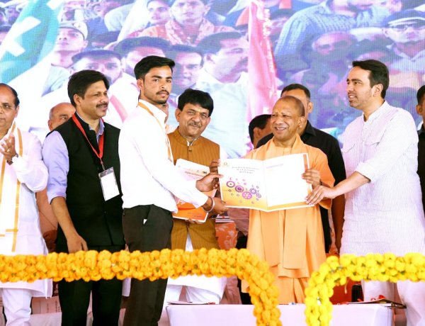 विरोधाभास: रोजगार पर मुजफ्फरनगर में सीएम योगी की जनसभा, नोएडा में भड़का श्रमिकों का गुस्सा