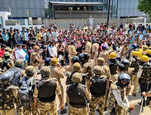 नोएडा में बवाल के बाद यूपी सरकार ने बढ़ाई न्यूनतम मजदूरी, तीन हजार तक बढ़ोतरी