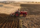 56,500 करोड़ रुपये का सवालः ट्रैक्टर के ईंधन पर लग्जरी कार ईंधन की तरह टैक्स क्यों?