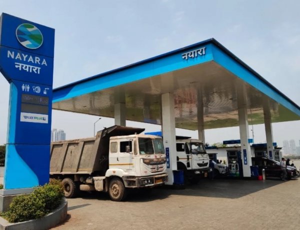 नयारा ने पेट्रोल 5 रुपये और डीजल 3 रुपये प्रति लीटर सस्ता किया, कॉमर्शियल LPG सिलिंडर भी हुआ 183.50 रुपये सस्ता