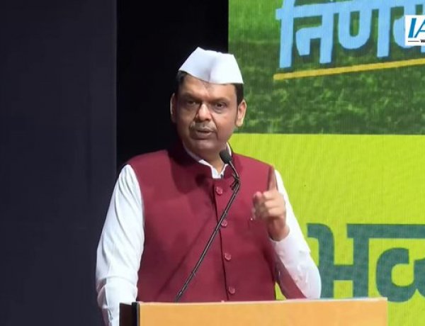 महाराष्ट्र में किसानों के पुराने बिजली बिल होंगे माफ, दिन में 12 घंटे मुफ्त बिजली देने की तैयारी