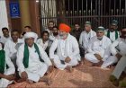 लखनऊ में गन्ना संस्थान का गेट बंद मिला तो धरने पर बैठे राकेश टिकैत, आज किसान मजदूर महापंचायत