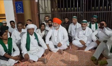 लखनऊ में गन्ना संस्थान का गेट बंद मिला तो धरने पर बैठे राकेश टिकैत, आज किसान महापंचायत