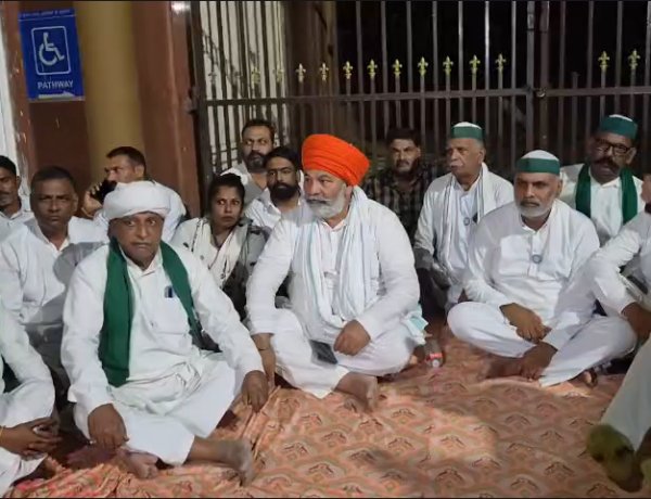 लखनऊ में गन्ना संस्थान का गेट बंद मिला तो धरने पर बैठे राकेश टिकैत, आज किसान मजदूर महापंचायत
