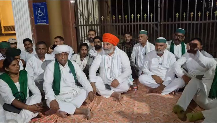 लखनऊ में गन्ना संस्थान का गेट बंद मिला तो धरने पर बैठे राकेश टिकैत, आज किसान महापंचायत